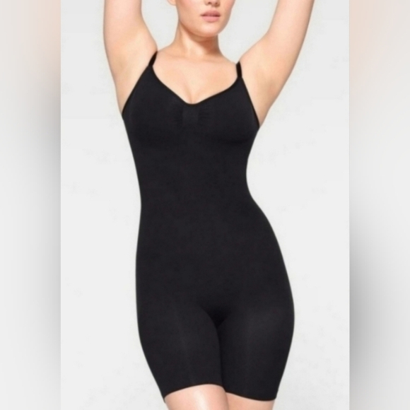 SKIMS BLACK SEAMLESS SCULPTING MID THIGH BODYSUIT Body shaper Small NWOT - Picture 1 of 6